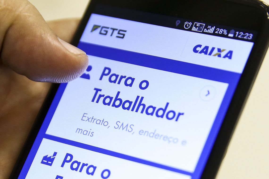 Trabalhadores já podem optar pelo saque-aniversário do FGTS