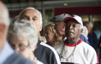 idosos 400x255 - Aprovada prioridade especial para idosos acima de 80 anos e bebês de até um ano