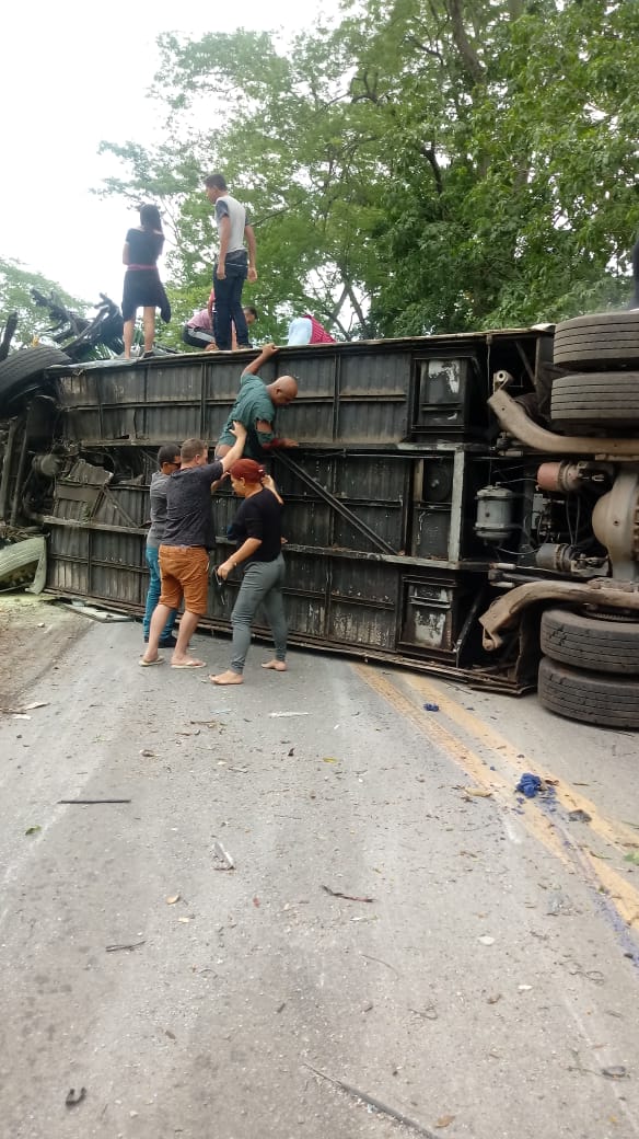 Tragédia em Vargem Alta: Ônibus tomba, deixa mortos e feridos