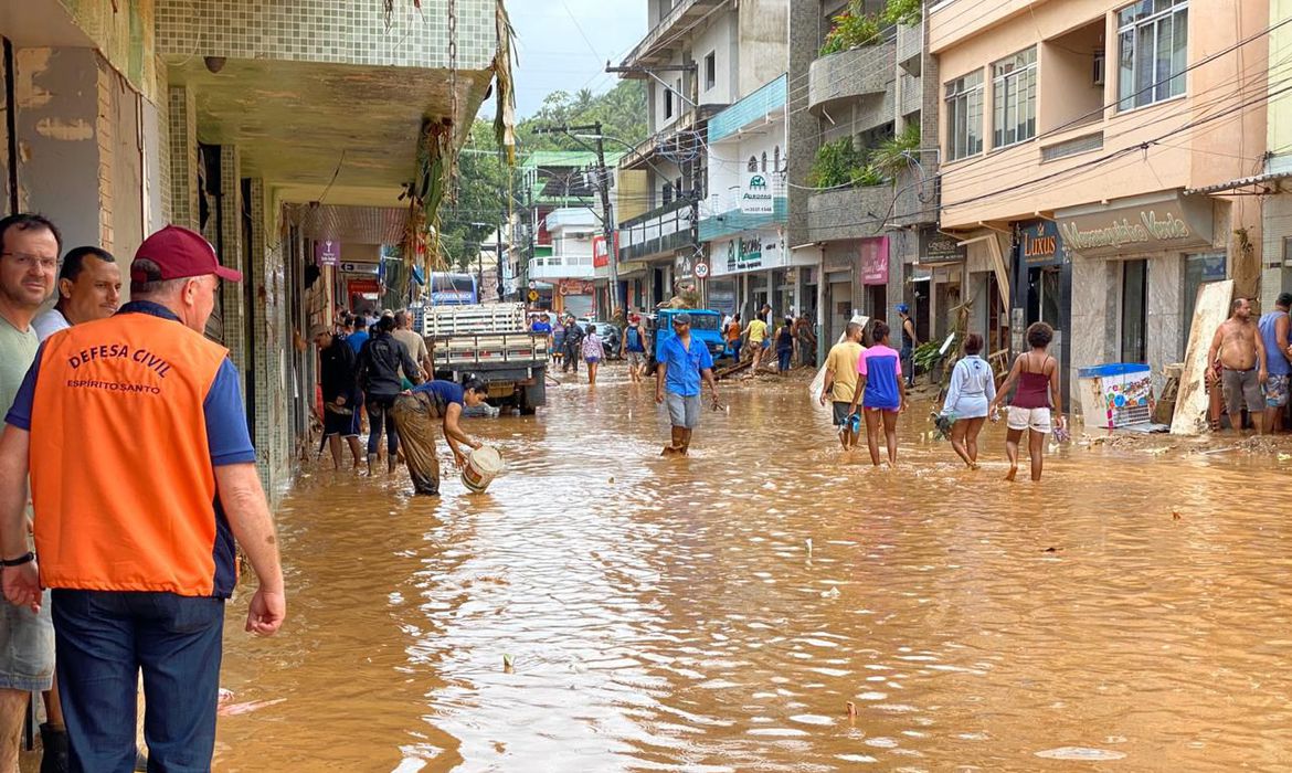 Moradores de cidades afetadas pela chuva já podem sacar Bolsa Família