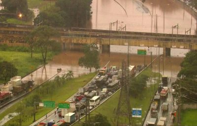 sp6 400x255 - Chuva causa dezenas de desabamentos e alagamentos e trava São Paulo