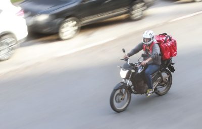 delivery de comida motoqueiro 400x255 - TRT-2 suspende decisão que obrigava iFood dar ajuda a entregadores