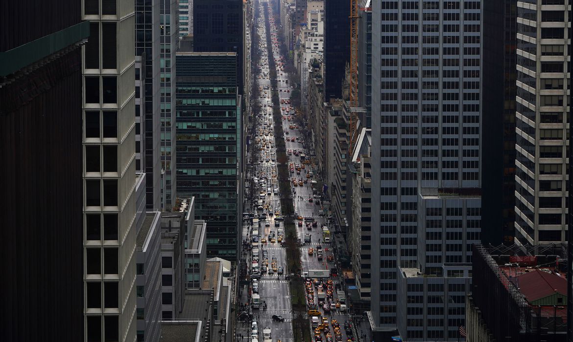 Dias de sol atraem multidões a parques e praias nos EUA