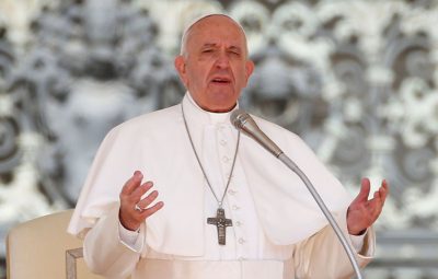 Papa Francisco 400x255 - Papa reza pelos que cuidam da limpeza de ruas e hospitais