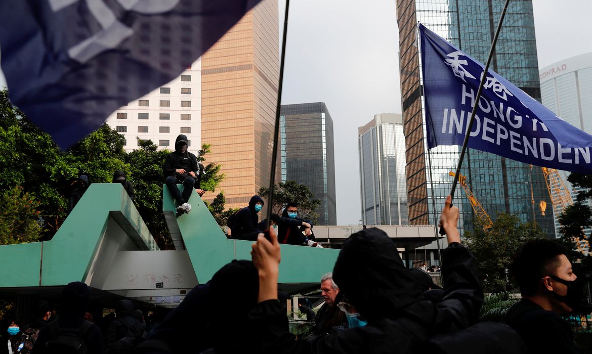 Polícia de Hong Kong prende 300 durante protesto contra legislação