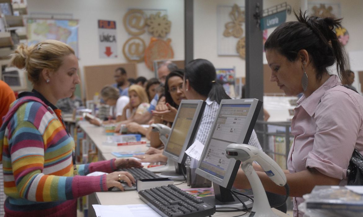 Intenção de consumo das famílias tem maior queda em dez anos, diz CNC