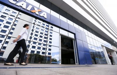 caixa economica federal0505202674 400x255 - Nascidos em abril podem sacar primeira parcela de auxílio hoje