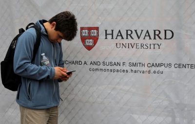 estudantes 1 400x255 - Harvard e MIT processam governo Trump por regra para estrangeiros