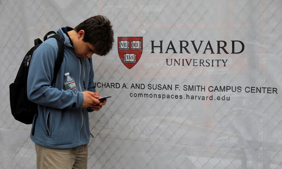 Harvard e MIT processam governo Trump por regra para estrangeiros