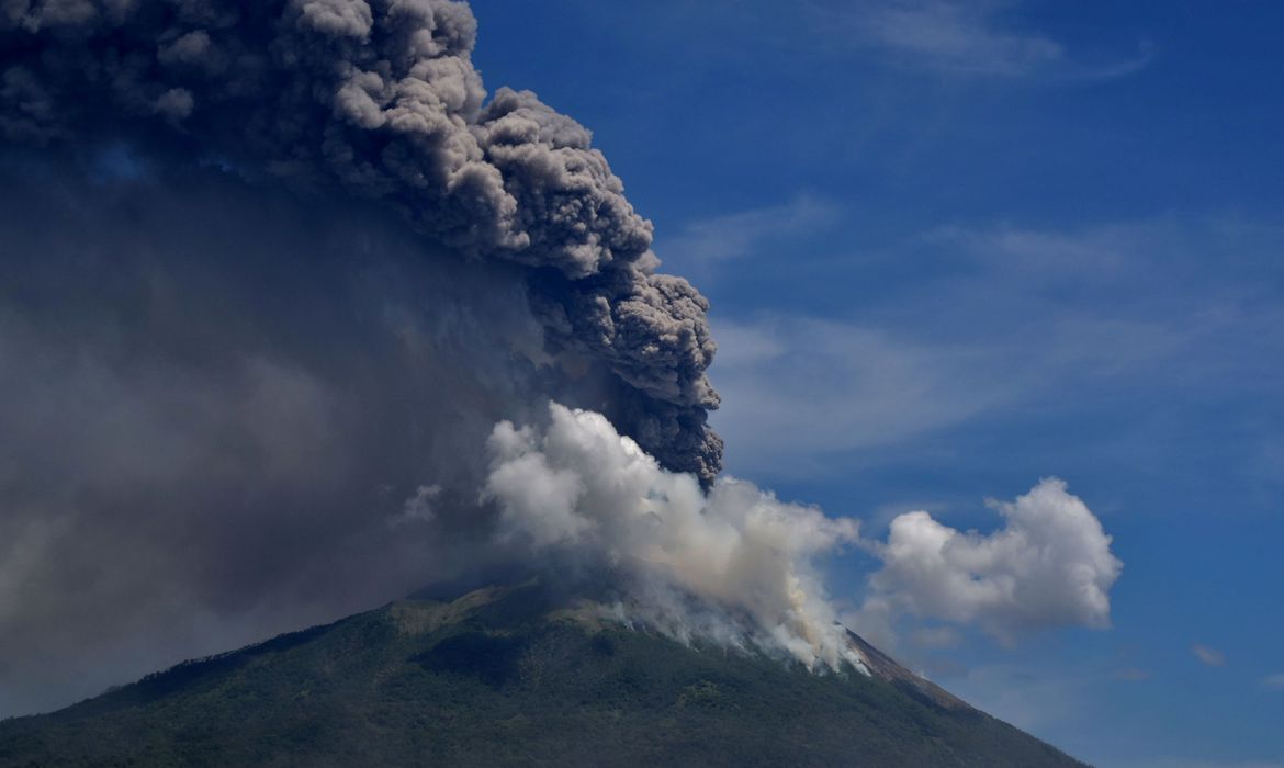 Erupção de vulcão na Indonésia obriga retirada de 4.400 habitantes