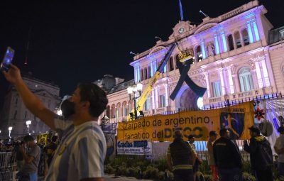 Maradona 400x255 - Argentinos se despedem de Maradona na Casa Rosada