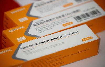 CoronaVac 400x255 - Butantan recebe hoje insumos para 8,6 milhões de doses de vacina