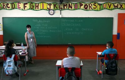 estudantes 400x255 - Rio vai fechar escolas municipais a partir de segunda-feira