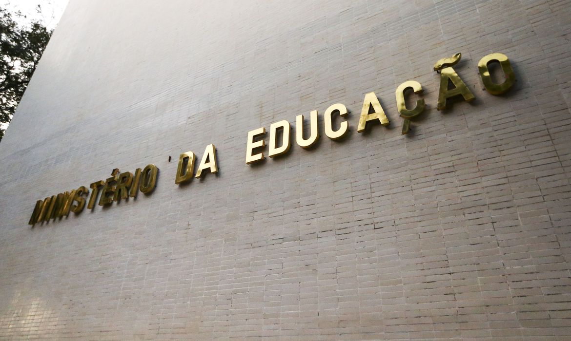 MEC muda para 1º de março aulas presenciais nas universidades federais