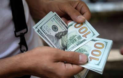 dolar 1 400x255 - Dólar fecha a R$ 5,47 e sobe mais de 3% na semana