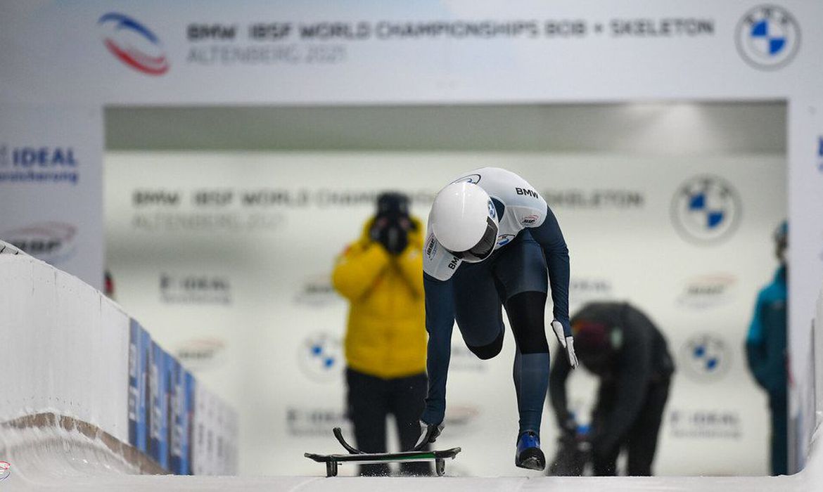 Brasileira vibra após melhor resultado do país no Mundial de skeleton