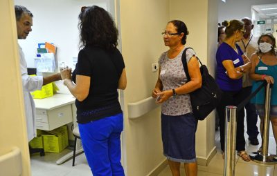vacinacao 400x255 - Lei prevê multa de até R$ 98 mil para fura-fila da vacina em SP