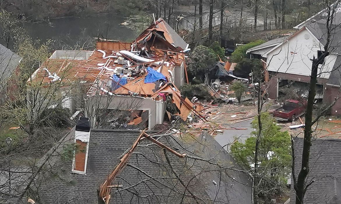 Tornados deixam ao menos cinco mortos e danos nos EUA