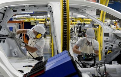 coronavirus industria automobilistica fabrica2005200370 400x255 - Volkswagen e Mercedes-Benz paralisam fábricas no Brasil