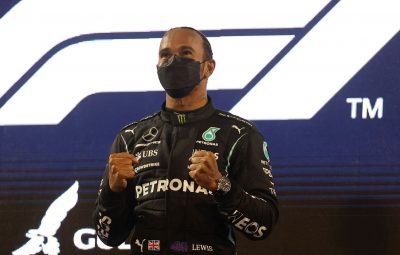 hamilton vence gp do bahrein 0 400x255 - Hamilton segura Verstappen em abertura épica de temporada na Fórmula 1