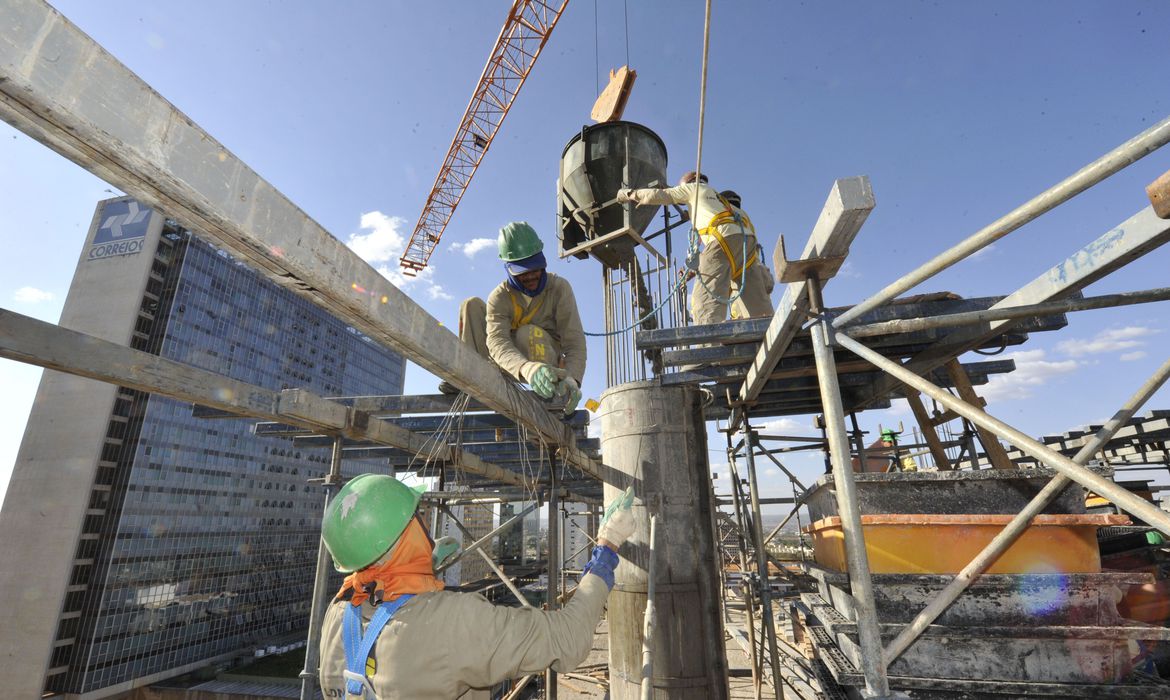 Confiança da construção cai e atinge menor nível desde julho de 2020