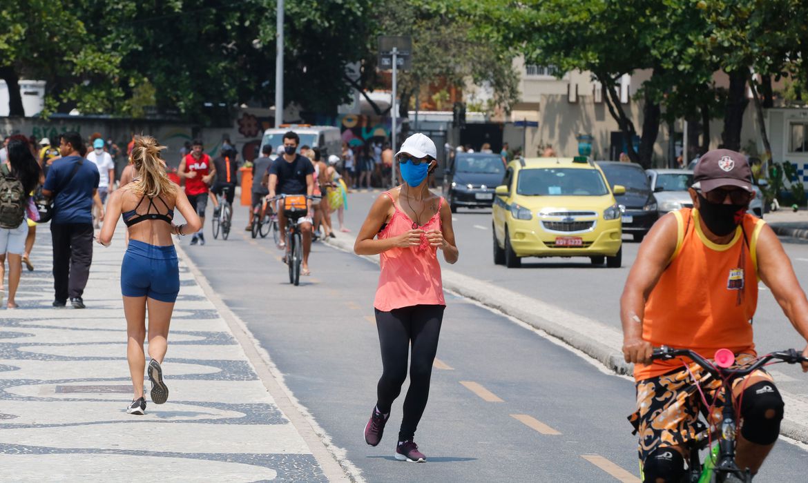 Fiocruz aponta alta de casos e óbitos por covid-19 em pacientes jovens