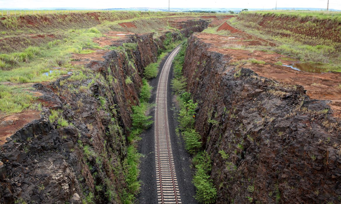 Governo leiloa hoje trecho de ferrovia na Bahia