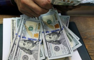 dolar 1 400x255 - Dólar cai e volta e fechar abaixo de R$ 5,30 em dia de ajustes