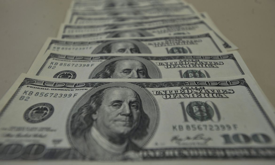 Dólar fecha em leve alta, vendido a R$ 4,94