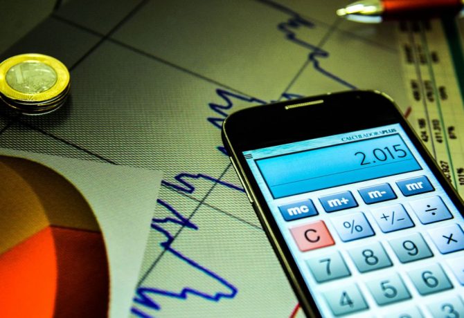 economia ilustracao 5 670x460 - Dólar ganha força no Brasil após nova pesquisa eleitoral e relatório do BC