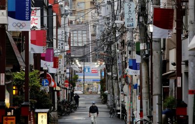 japao rua mascara toquio 2020 400x255 - Osaka relata aumento de mortes em casa em meio à onda de covid-19