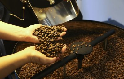cafe 400x255 - Centro do Comércio de Café de Vitória reporta que a exportação capixaba de café arábica caiu 40% em Julho. Os embarques totais caíram 10%.