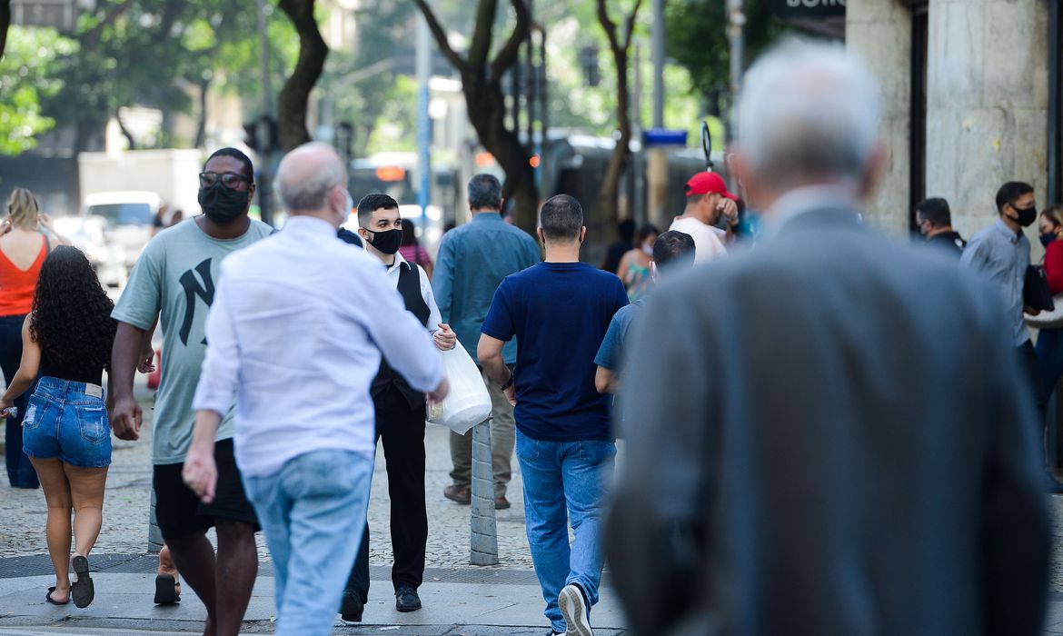 Desemprego mantém recorde de 14,7%, diz IBGE