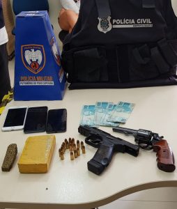 release 024.1 254x300 - POLICIAIS APREENDEM ARMAS, MUNIÇÕES, DROGAS E PESSOA COM MANDADO DE PRISÃO EM ICONHA E PIÚMA