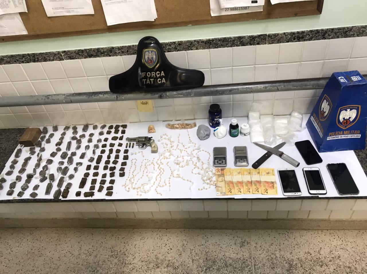 10ª CIA IND REALIZA APREENDE DROGAS, ARMA E PESSOAS COM MANDADO DE PRISÃO EM ABERTO