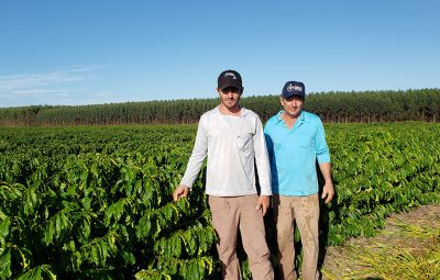 Leonardo e Gilmar Francischetto produtores de Sao Mateus 400x255 - Pai e filho trabalham juntos para ampliar produção de café no ES