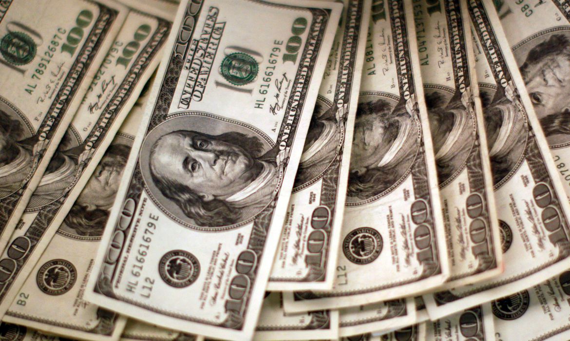 Dólar bate em R$ 5,27, mas termina dia vendido a R$ 5,19