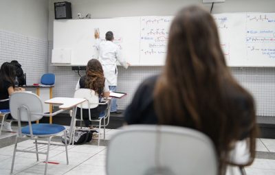 estudante 400x255 - Câmara aprova oferta gratuita de absorventes para estudantes