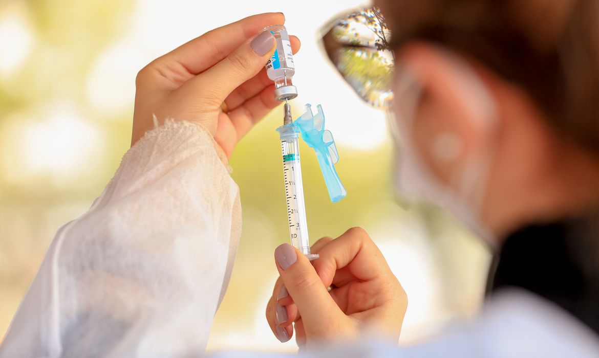 Covid-19: Fiocruz recebe insumo para 5 milhões de doses de vacina