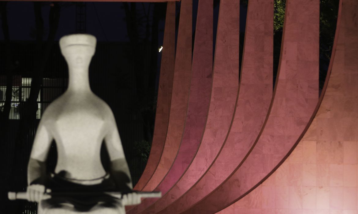 STF julga pedido da PGR para reduzir poder de defensores públicos