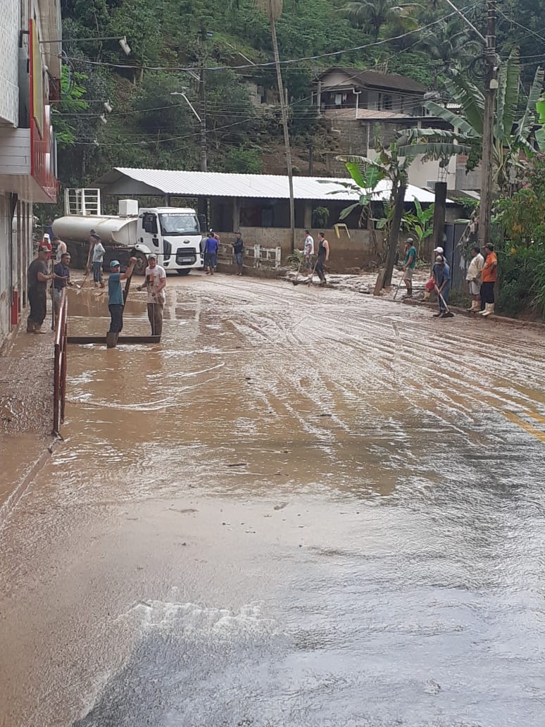 Chuva forte provoca alagamentos e transtornos em Iconha