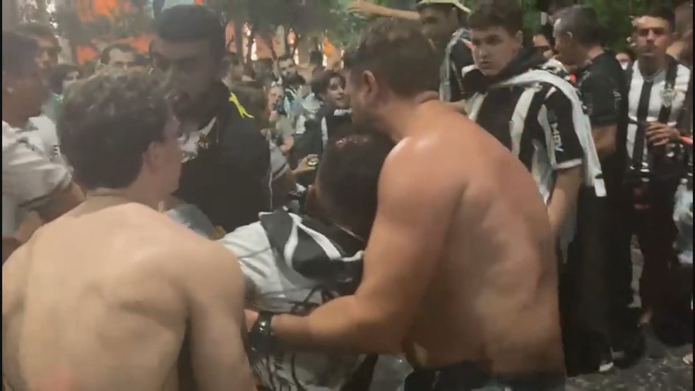 Torcedores ficam feridos durante festa do Galo no Centro de BH