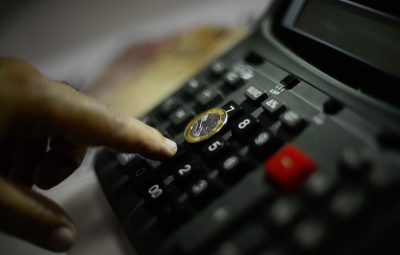 calculadora 400x255 - Mercado aumenta pela 11ª vez projeção para a inflação neste ano