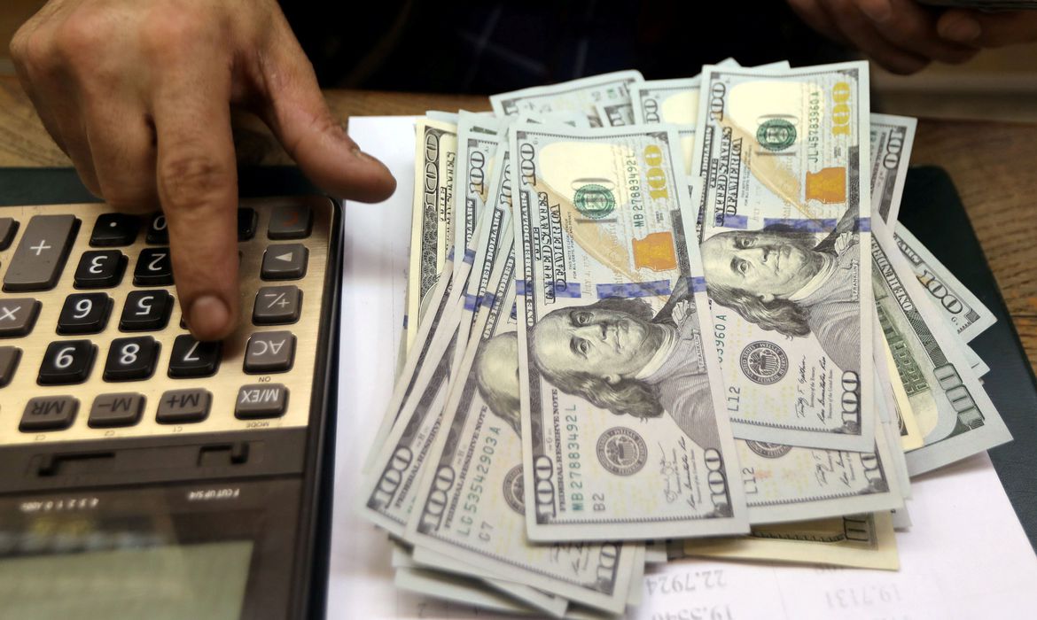 Dólar cai para R$ 5,10 com avanço das commodities