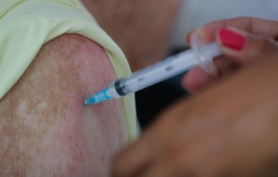 vacina 400x255 - SP anuncia 4ª dose contra covid-19 para pessoas acima de 60 anos