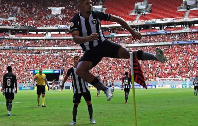 BOTAFOGO 400x255 - Botafogo vence Flamengo, quebra tabu e sobe na tabela do Brasileiro