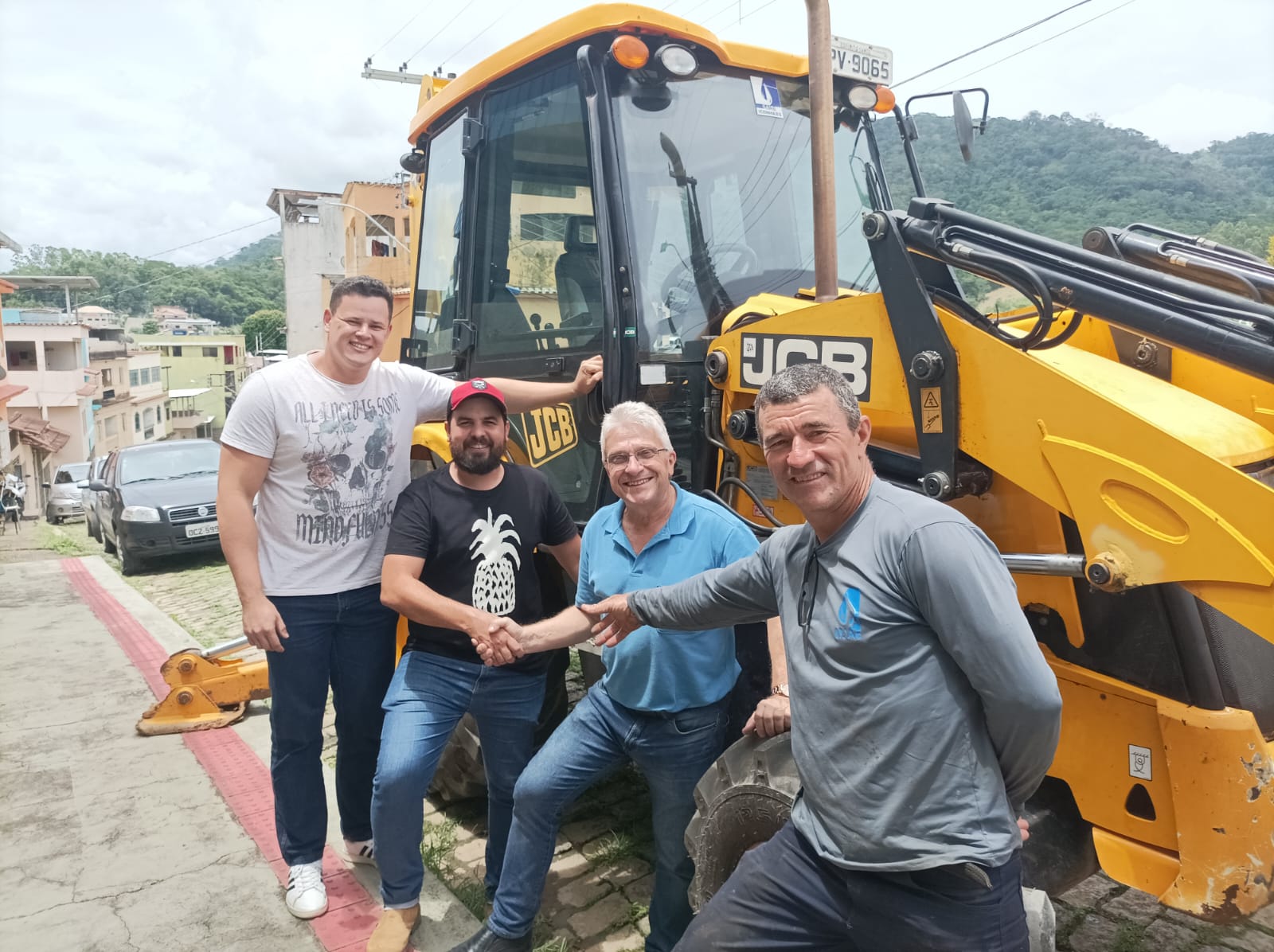 Prefeitura em parceria com a secretaria de Agricultura entrega retroescavadeira ao SAAE Iconha