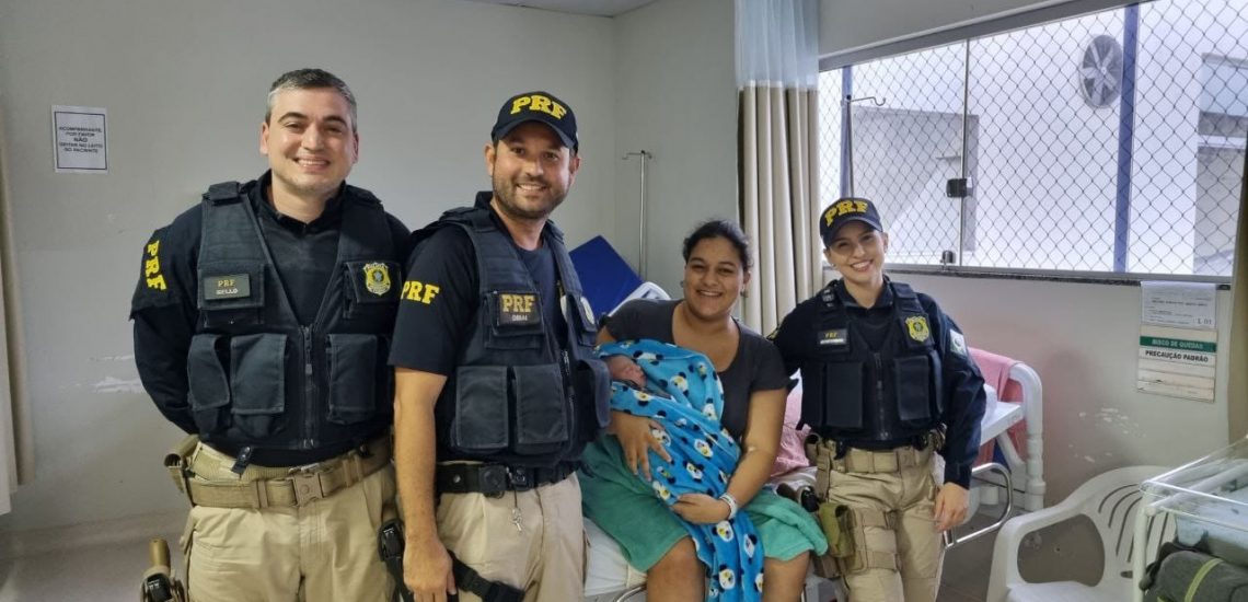 BR 101 | Bebê nasce dentro de carro no Norte do ES com ajuda de agentes da PRF