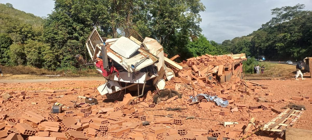 Acidente entre 3 veículos na BR 101 deixa duas vitimas em Anchieta