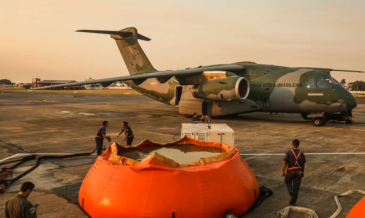 FAB lança 336 mil litros de água para combater incêndios no Pantanal